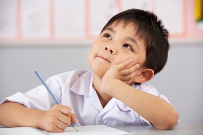 做作業的小男孩
